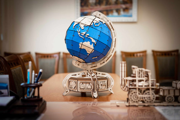 Igrača lesena 3D sestavljanka Globus na pisarniški mizi