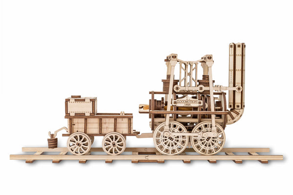Igrača lesena 3D sestavljanka locomotion  belo ozadje levo s strani