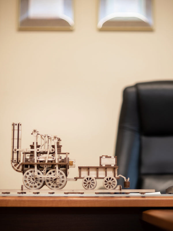 Igrača lesena 3D sestavljanka locomotion  na mizi  pisarniški