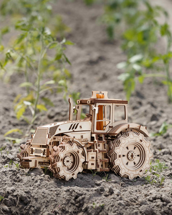 Igrača lesena 3D sestavljanka tractor igrača na polju