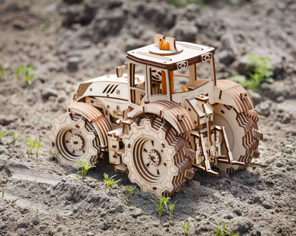 Igrača lesena 3D sestavljanka tractor igrača na polju od zadaj