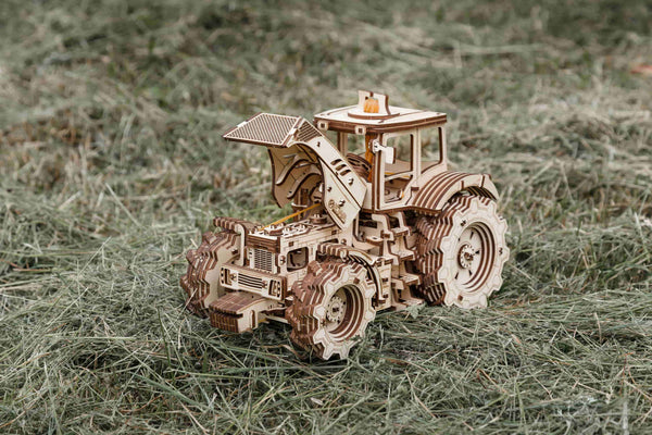 Igrača lesena 3D sestavljanka tractor igrača na travi