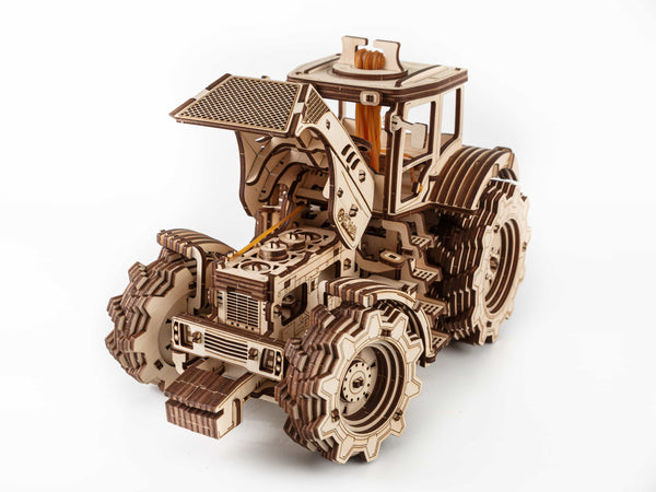 Igrača lesena 3D sestavljanka belo ozadje tractor igrača odprt pokrov motorja