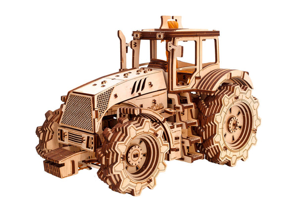 Igrača lesena 3D sestavljanka belo ozadje tractor igrača