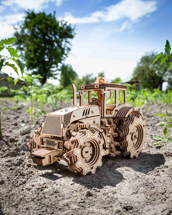 Igrača lesena 3D sestavljanka tractor igrača na polju