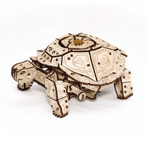 Igrača lesena 3D sestavljanka belo ozadje turtle igrača